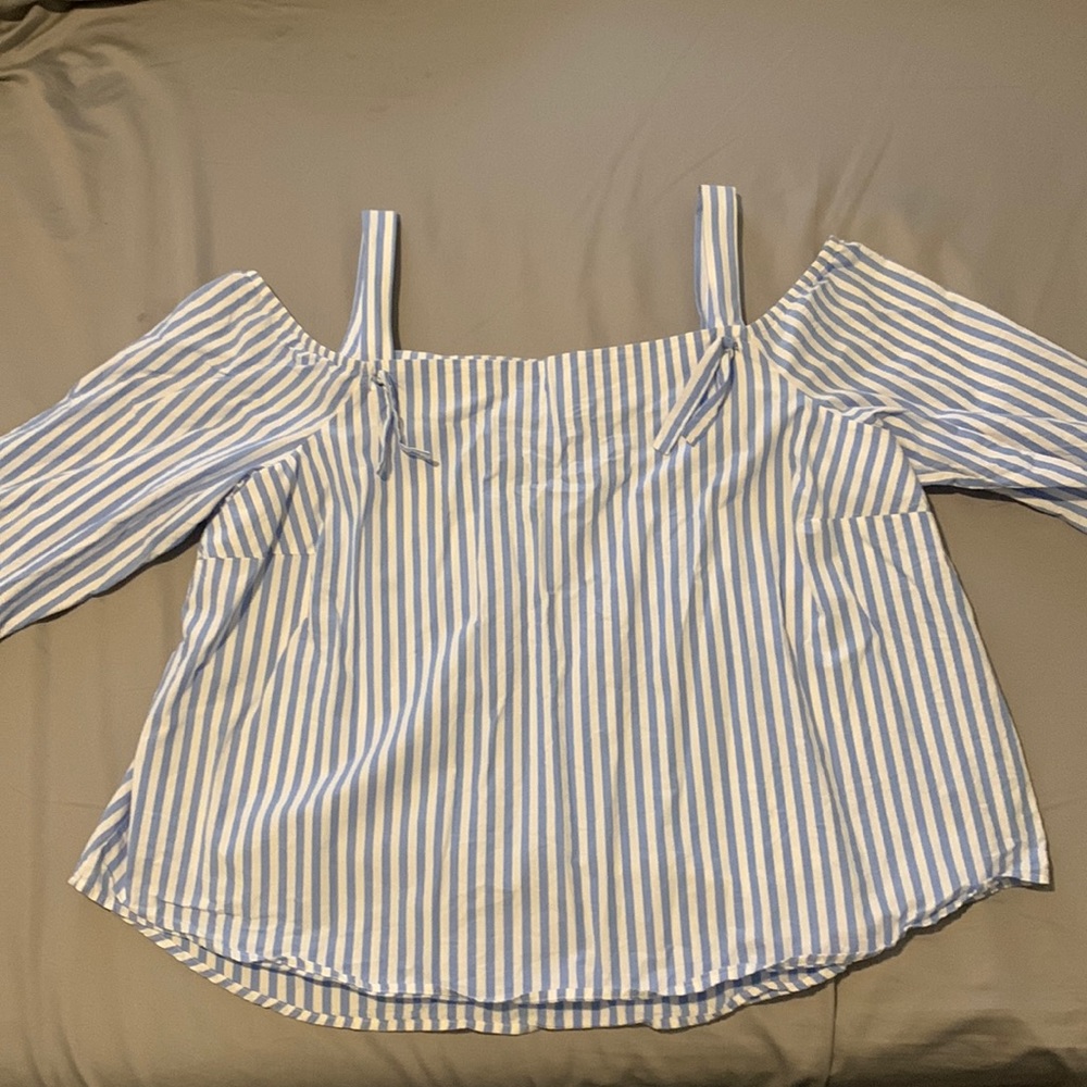 EUC crown and Ivy size XL blue and white cold shoulder shirt 100% cotton.
